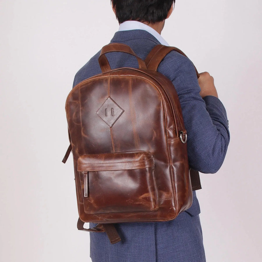 Men-With-Leather-Backpack-1
